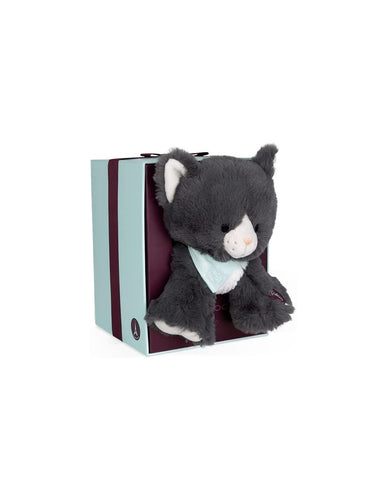 gatito Chamalow ,super suave y es de color gris . Mide 18 cm de altura y viene con una cajita de regalo que le sirve de casita. Tiene una carita muy tierna y lleva un pañuelo al cuello. 