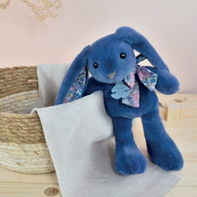 Cargar imagen en el visor de la galería, Conejito Azul 25 cm, en un hermoso azul intenso combinado con un bonito estampado floral, este flexible conejo de largas orejas, promete dulzura y seducción para grandes y pequeños.