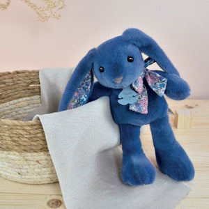 Conejito Azul 25 cm, en un hermoso azul intenso combinado con un bonito estampado floral, este flexible conejo de largas orejas, promete dulzura y seducción para grandes y pequeños.