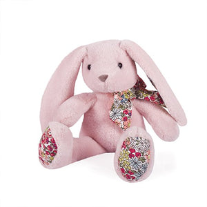 en un hermoso rosa palo combinado con un bonito estampado floral, este flexible conejo; de largas orejas, promete dulzura y seducción para grandes y pequeños. Presentado en una bonita caja.