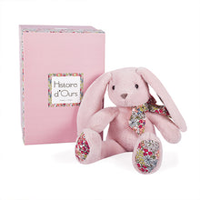 Cargar imagen en el visor de la galería, en un hermoso rosa palo combinado con un bonito estampado floral, este flexible conejo; de largas orejas, promete dulzura y seducción para grandes y pequeños. Presentado en una bonita caja.