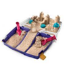 Kinetic Sand Maletín Castillo,  incluye 1 kg de arena y proporciona un espacio de juego extragrande para que los niños creen cualquier cosa que puedan imaginar con los 7 moldes y herramientas de usos múltiples. 
