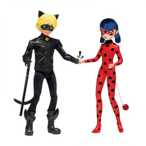  Ladybug y Cat Noir se unen para salvar París! El set ideal de tus personajes favoritos de 26 cm(aprox),cada una incluye sus accesorios de batalla, con 11 puntosde articulación.