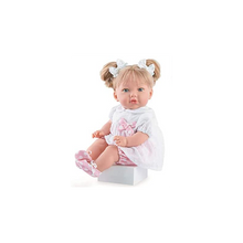 Cargar imagen en el visor de la galería, Alina, es una preciosidad de muñeca de 45 cm. Está hecha de vinilo(cara,piernas y bracitos) y cuerpo blandito. Tiene pantalones bombachos rosa, blusa blanca y coletas con lacitos. 