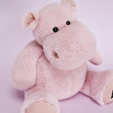 Cargar imagen en el visor de la galería, Hippo Rosa Peluche 40 cm,Simpático y regordete hipopótamo de color rosa. Es de un rosa color pastel y detalles con purpurina en pies y orejas. Peluche de gran suavidad y calidad. 