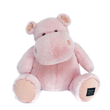 Cargar imagen en el visor de la galería, Hippo Rosa Peluche 40 cm,Simpático y regordete hipopótamo de color rosa. Es de un rosa color pastel y detalles con purpurina en pies y orejas. Peluche de gran suavidad y calidad. 