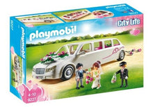 Cargar imagen en el visor de la galería, Limusina Nupcial Playmobil . Ya está debidamente adornada con flores y sus latas enganchadas en la parte trasera. El chofer está también preparado para conducir la limusina y llevar a los novios.