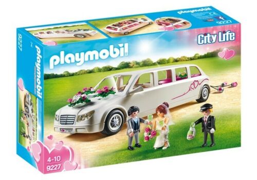 Limusina Nupcial Playmobil . Ya está debidamente adornada con flores y sus latas enganchadas en la parte trasera. El chofer está también preparado para conducir la limusina y llevar a los novios.