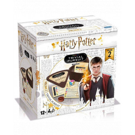 Trivial Pursuit Harry Potter Ed. Bolsillo, diseño elegante, tamaño compacto; y todo el juego se guarda en una caja de plástico, se juega sin tablero, Tiene 600 preguntas. 